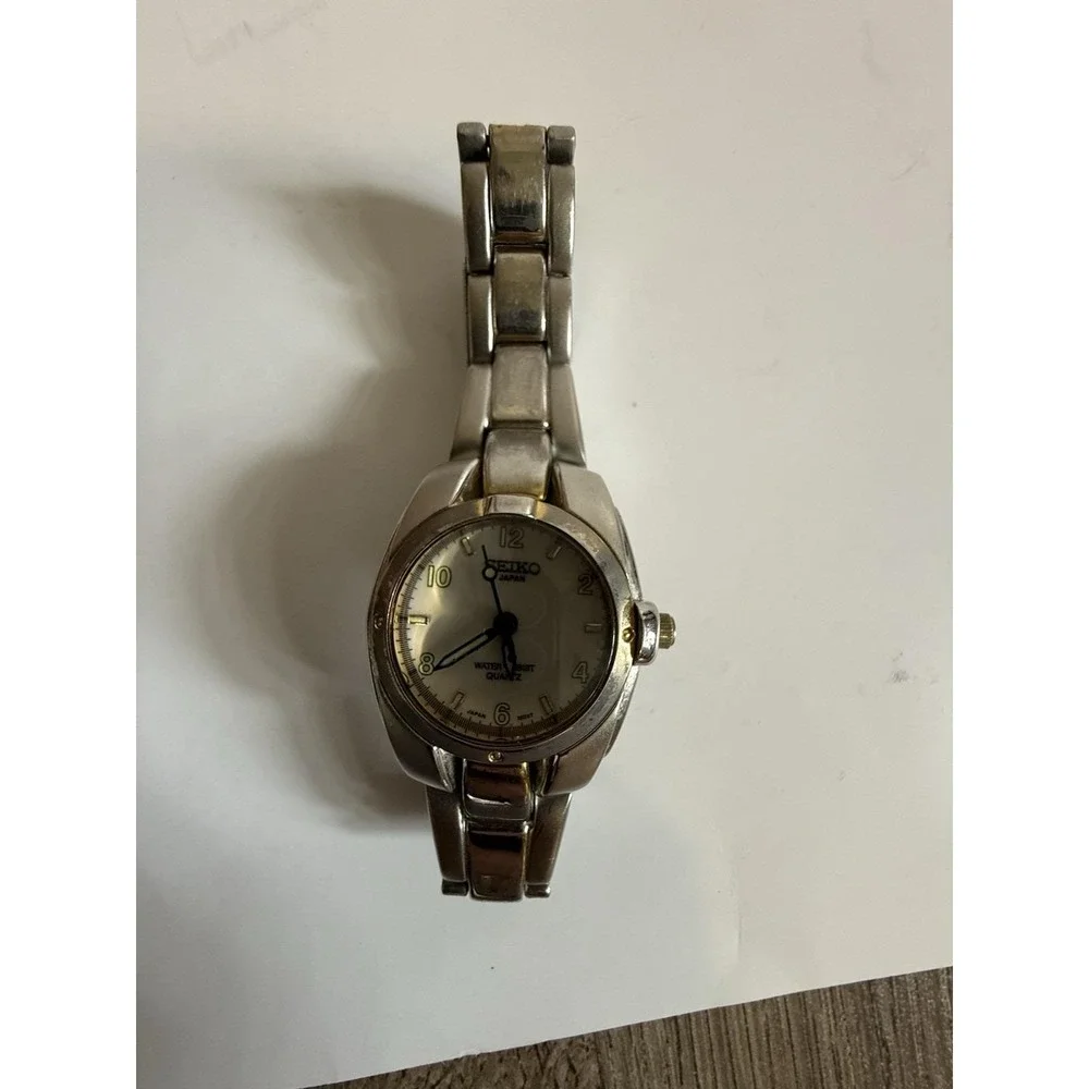Seiko 7N89-5000 R1 Vintage Quartz Watch Silver Tone Japan Rare Retro